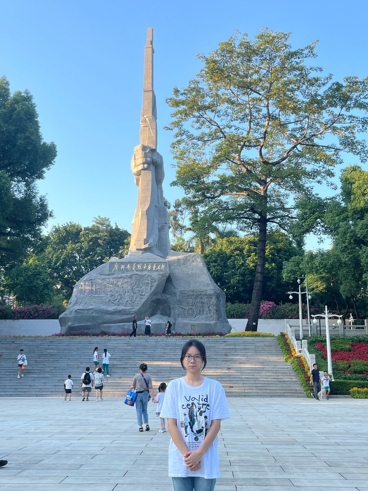 人们走在公园里AI 生成的内容可能不正确。