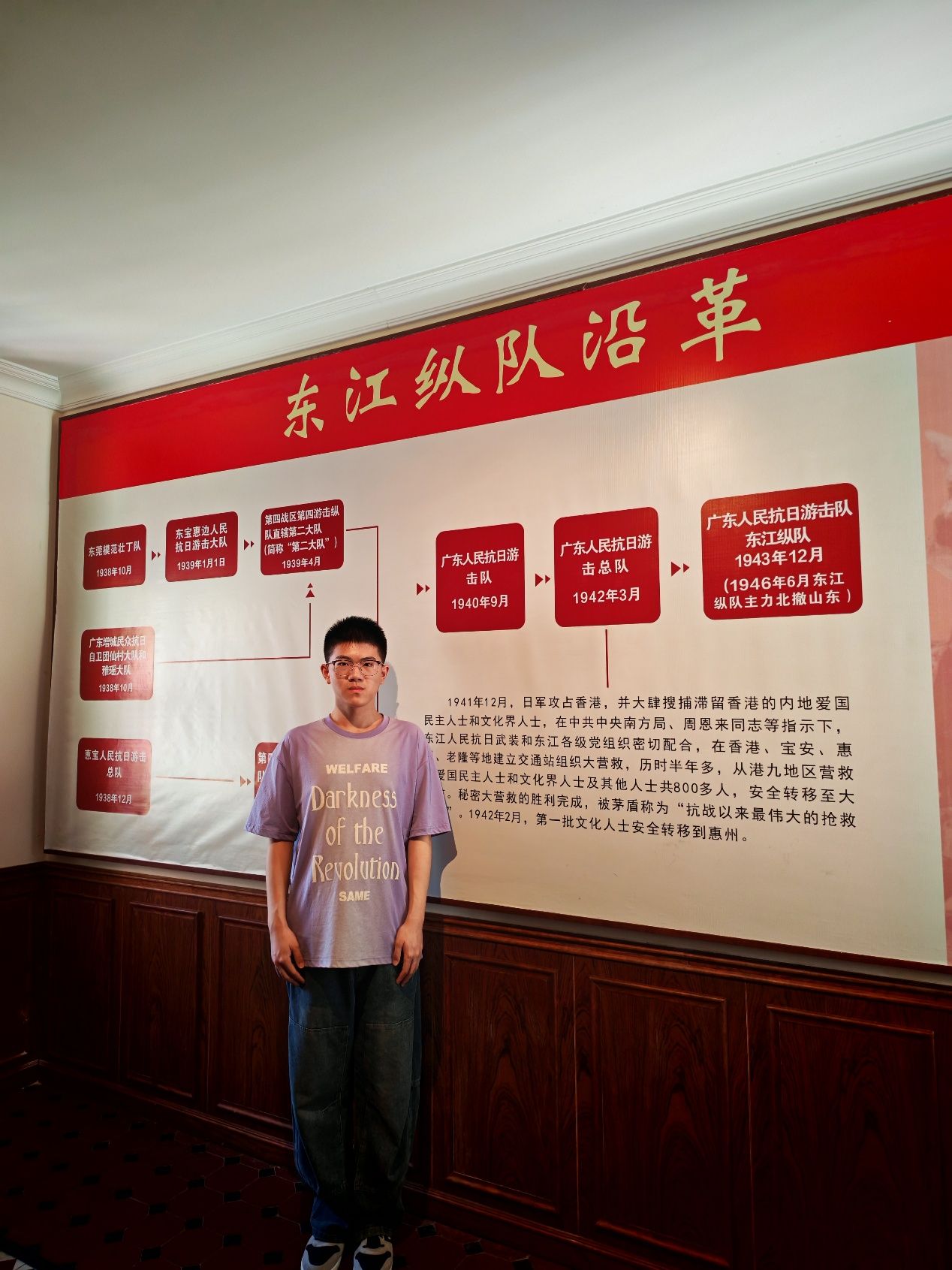 人站在男人的照片上写着字的牌子AI 生成的内容可能不正确。