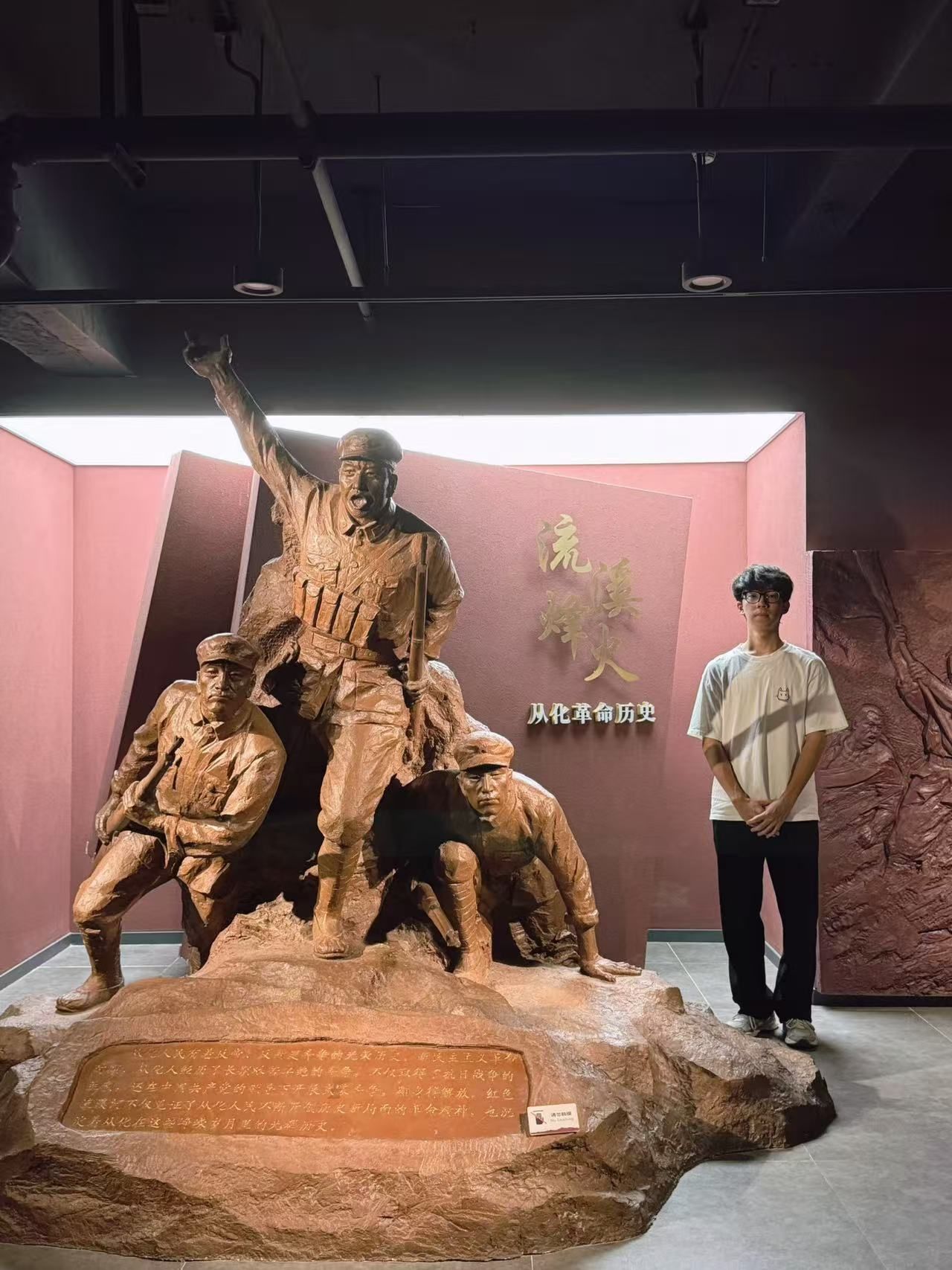 男人和女人的雕塑AI 生成的内容可能不正确。